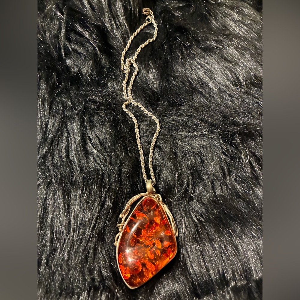 Elegant Amber Pendant Necklace